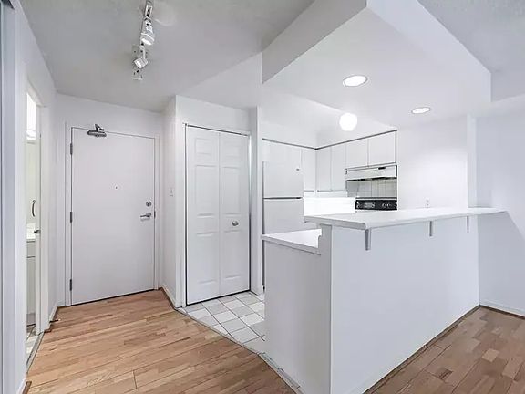 3rd image of 801 King St W