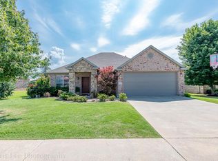 384 N Sabine Pass Rd, Fayetteville, AR 72704