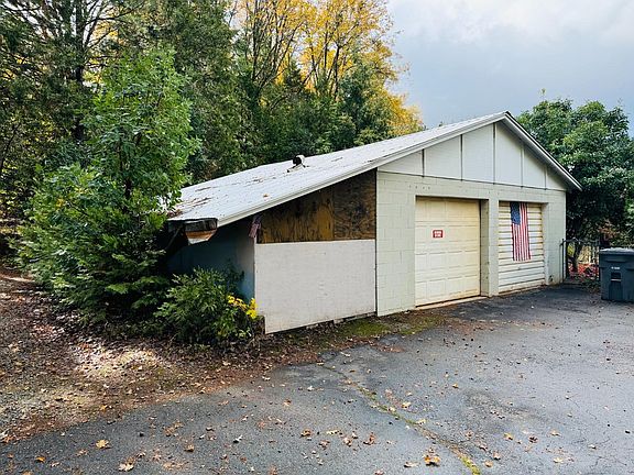 3rd image of 16570 Willow Glen Road