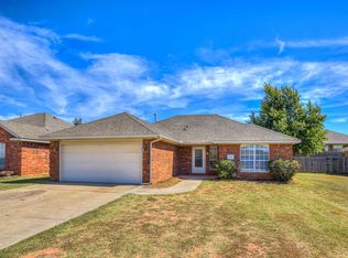 504 S Castle Ridge Ln, Mustang, OK 73064