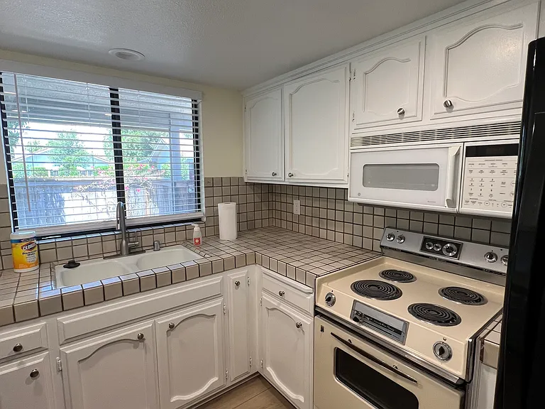604 E Magill Ave — Photo 4