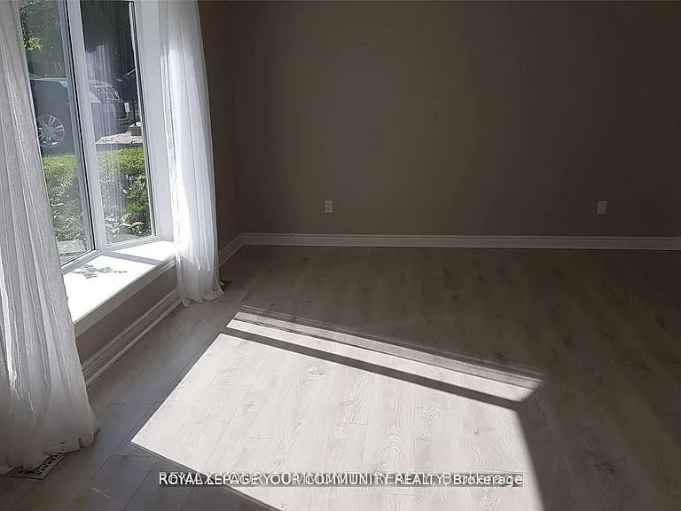 32 Shouldice Ct — Photo 2