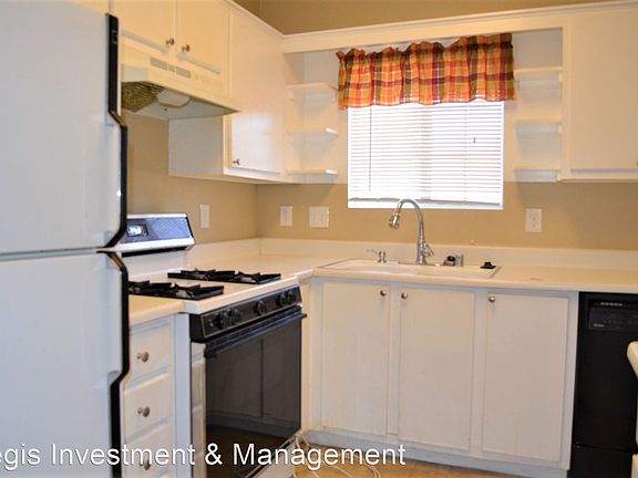 3rd image of 1900 N Torrey Pines Dr Building 1-203