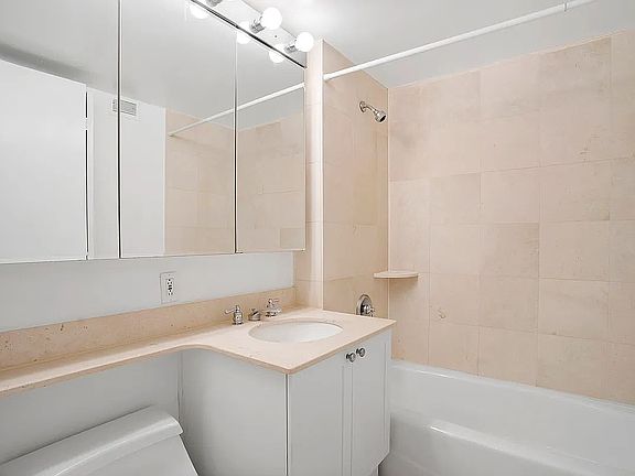 5th image of 308 E 38th St APT 12D