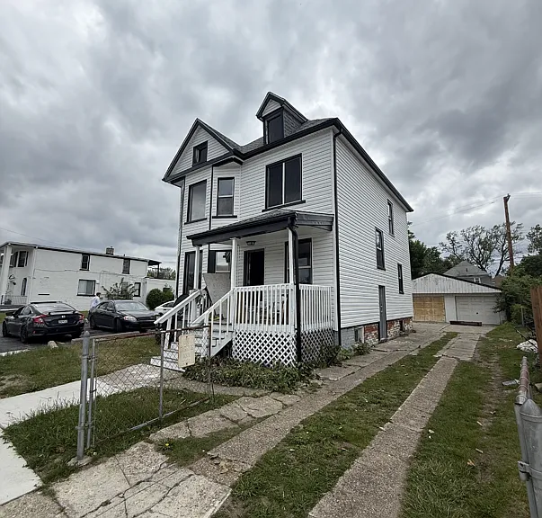 553 Owen St — Photo 3