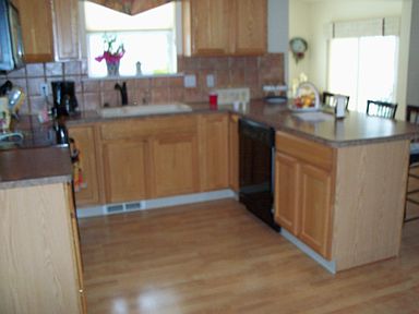 Large U-shaped Kitchen w/appl. wood laminate floor, breakfast bar, dinette,