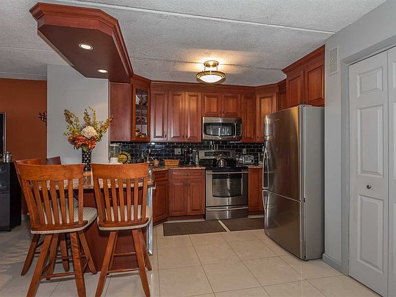 3rd image of 205 Mineola Blvd