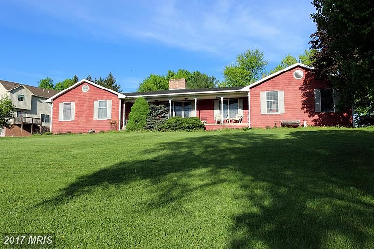 1st image of 348 Twin Lakes Cir