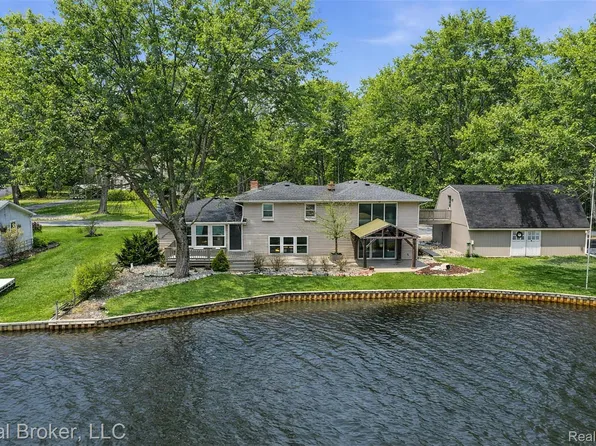 5370 Edgelake Dr, Pinckney, MI 48169