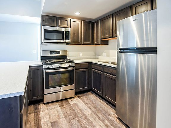 4th image of 951 S Washington St #B5