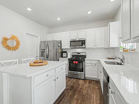 5th image of 49 Fairhill Ave
