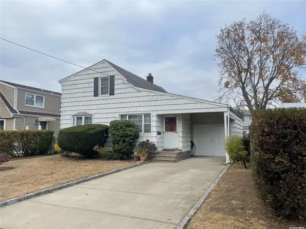 12 Lowell Place, Hicksville, NY 11801