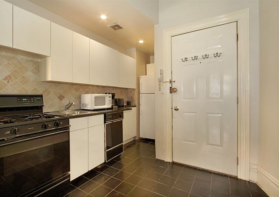 2nd image of 125 E 17th St APT 28