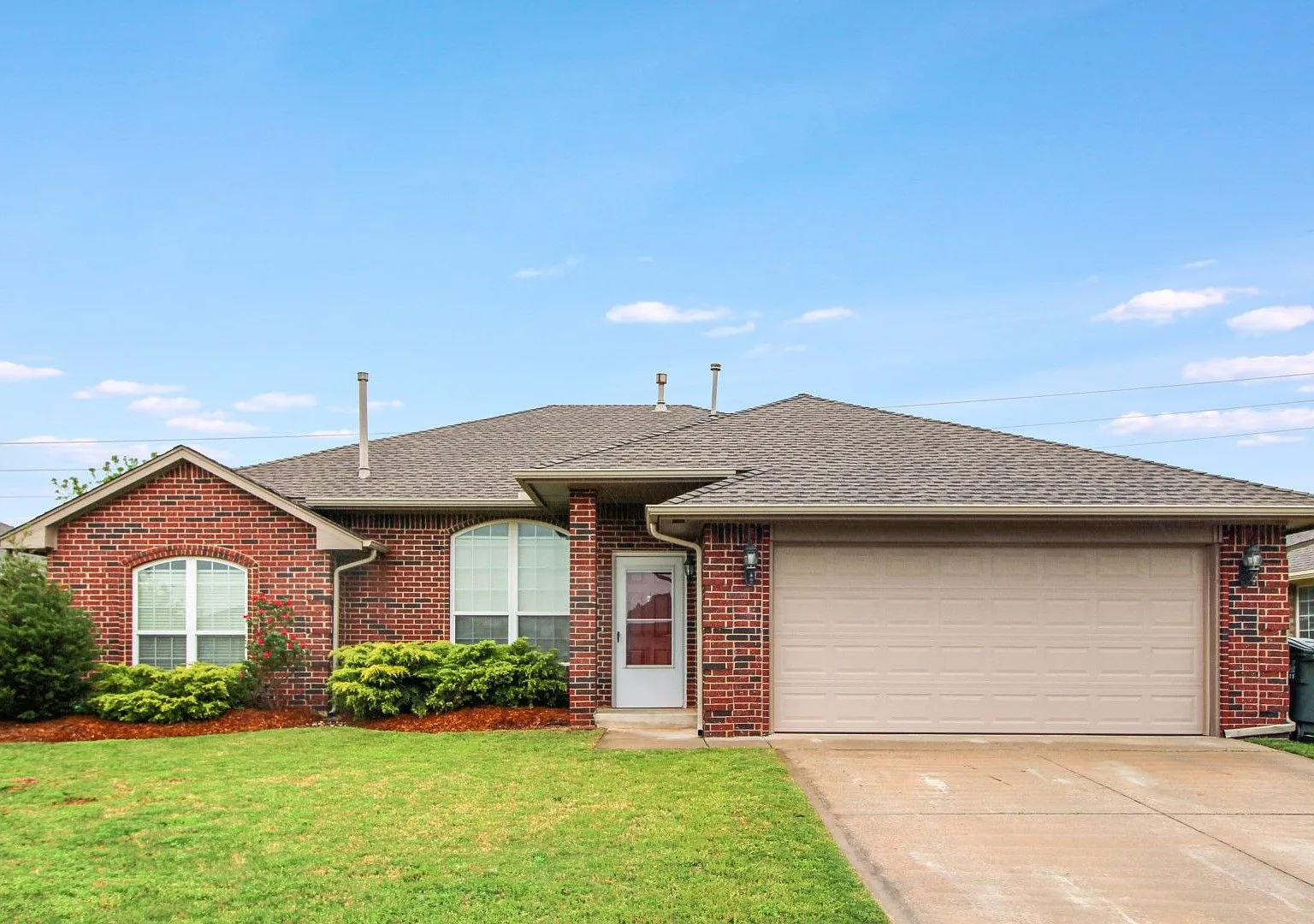 Beautiful 3 Bed, 2 Bath In Edmond — Photo 1