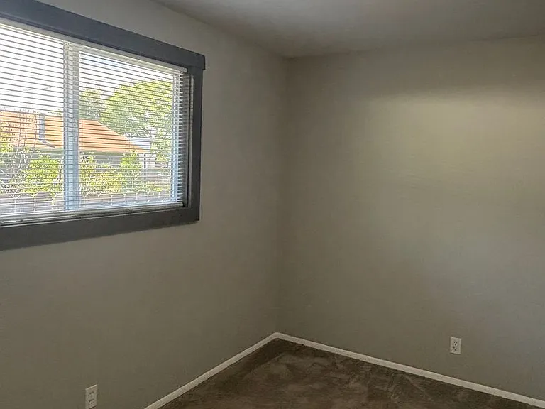 2109 S Illinois Ave — Photo 14