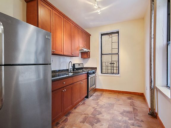 3rd image of 580 Lincoln Pl APT 1R