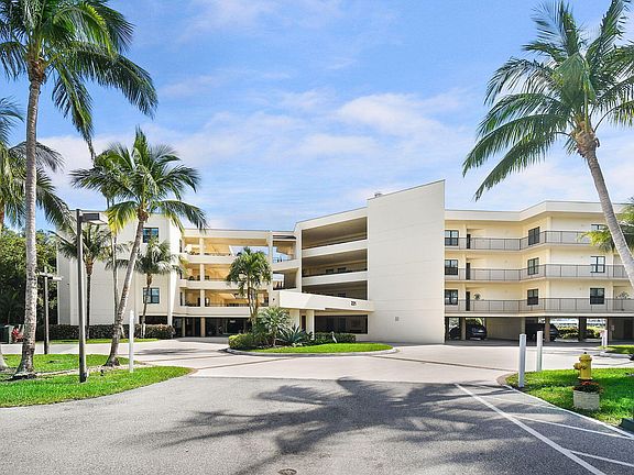 2nd image of 221 NE Plantation Road #316