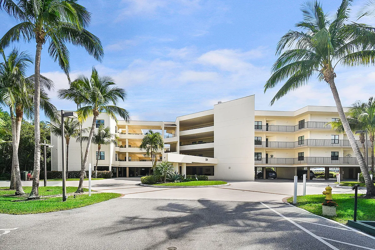 Building Photo - 221 NE Plantation Rd #316