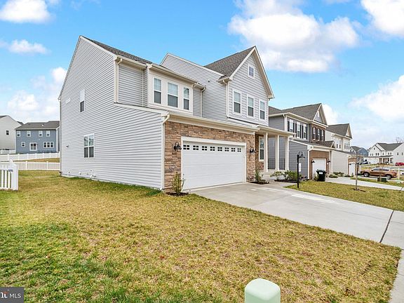 4th image of 2085 Whithorn Hl