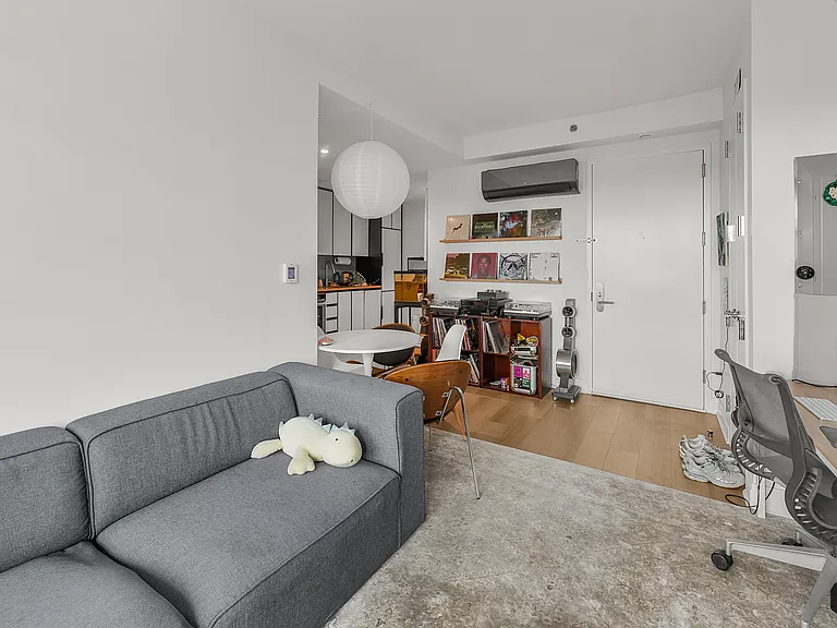 10-25 Jackson Ave #6B — Photo 6
