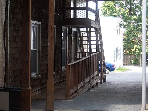 Alleyway to Rear Apt 3 & 4