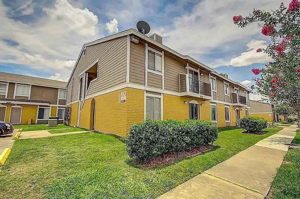 2 bed, 2.0 bath, 926 sqft, $1,299 — Photo 1