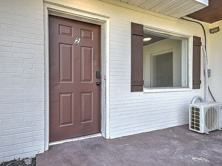 718 W G St — Photo 2