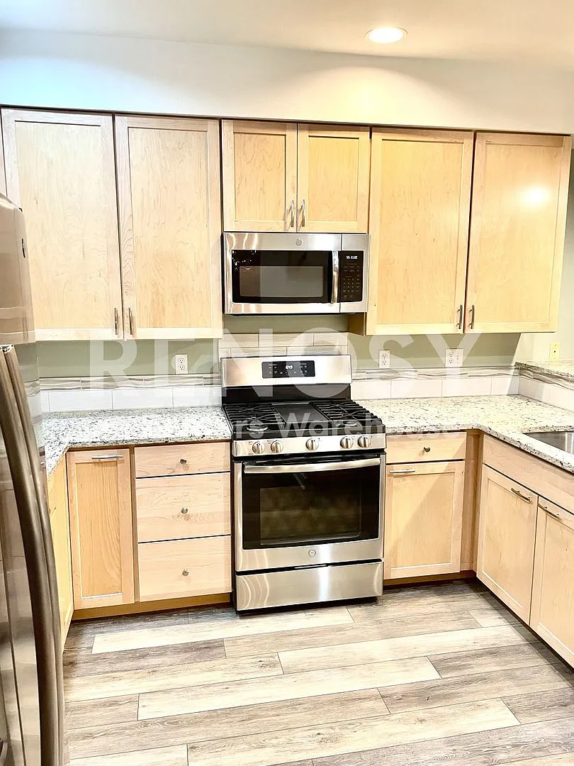 Style and Comfort in the Heart of Redmond — Photo 3
