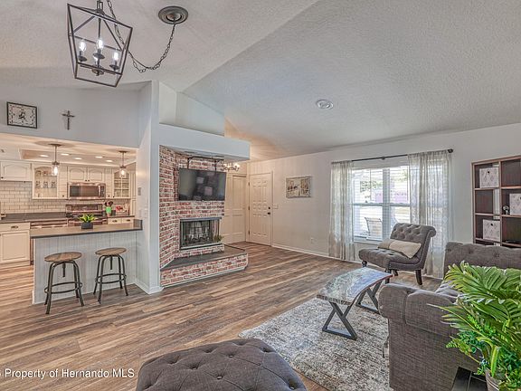 5th image of 4498 Plumosa St