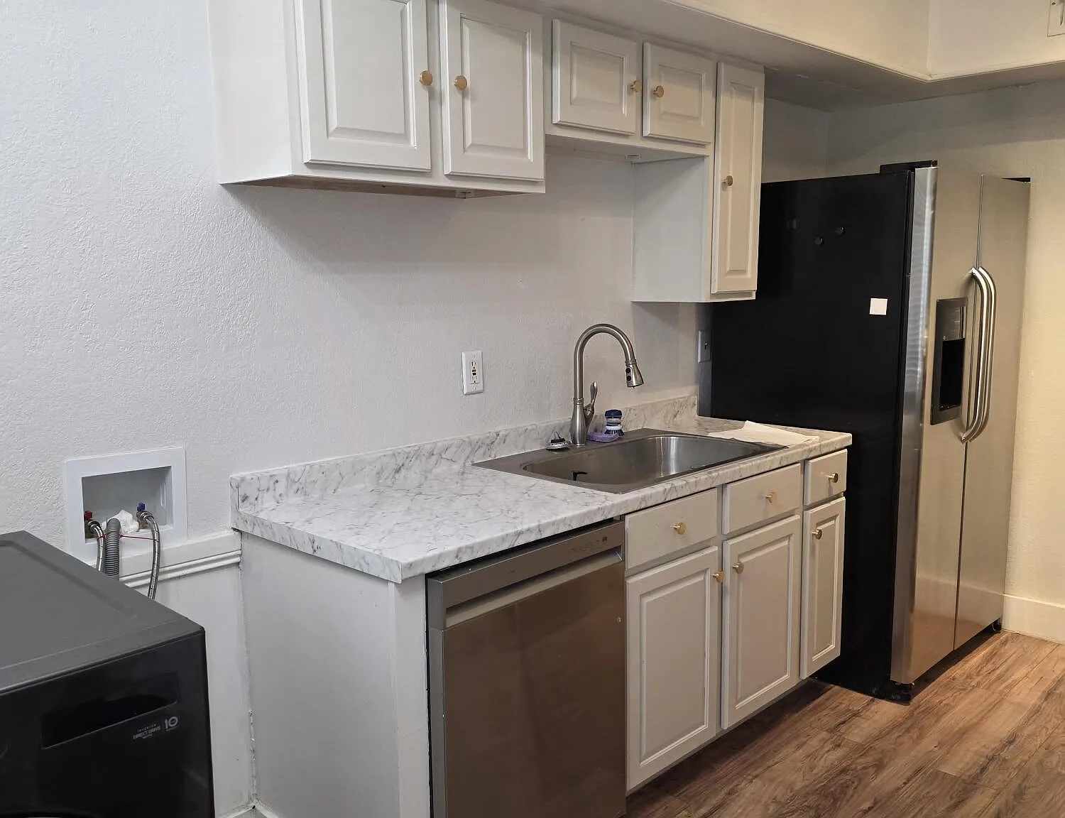 1 bed, 1.0 bath, 704 sqft, $910 — Photo 2