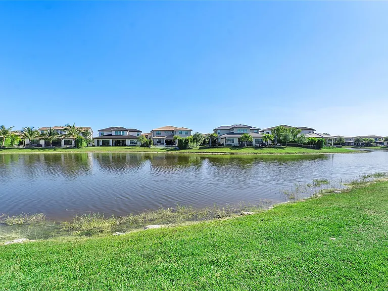 11036 Meridian Dr N — Photo 32