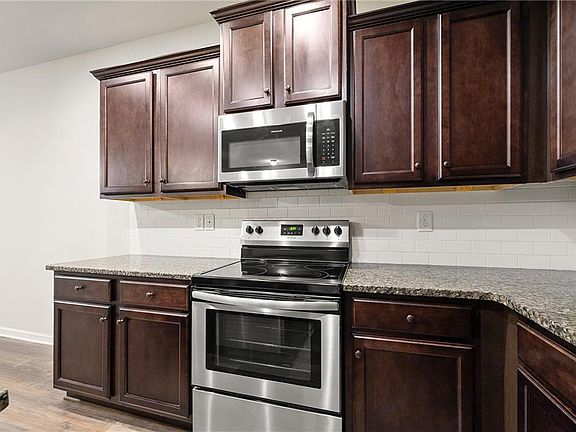 4th image of 902 Creel Ln