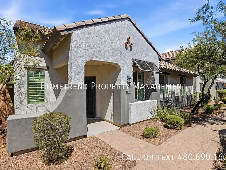 2535 E Vermont Dr — Photo 2