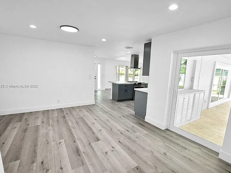 5300 SW 7th St — Photo 16