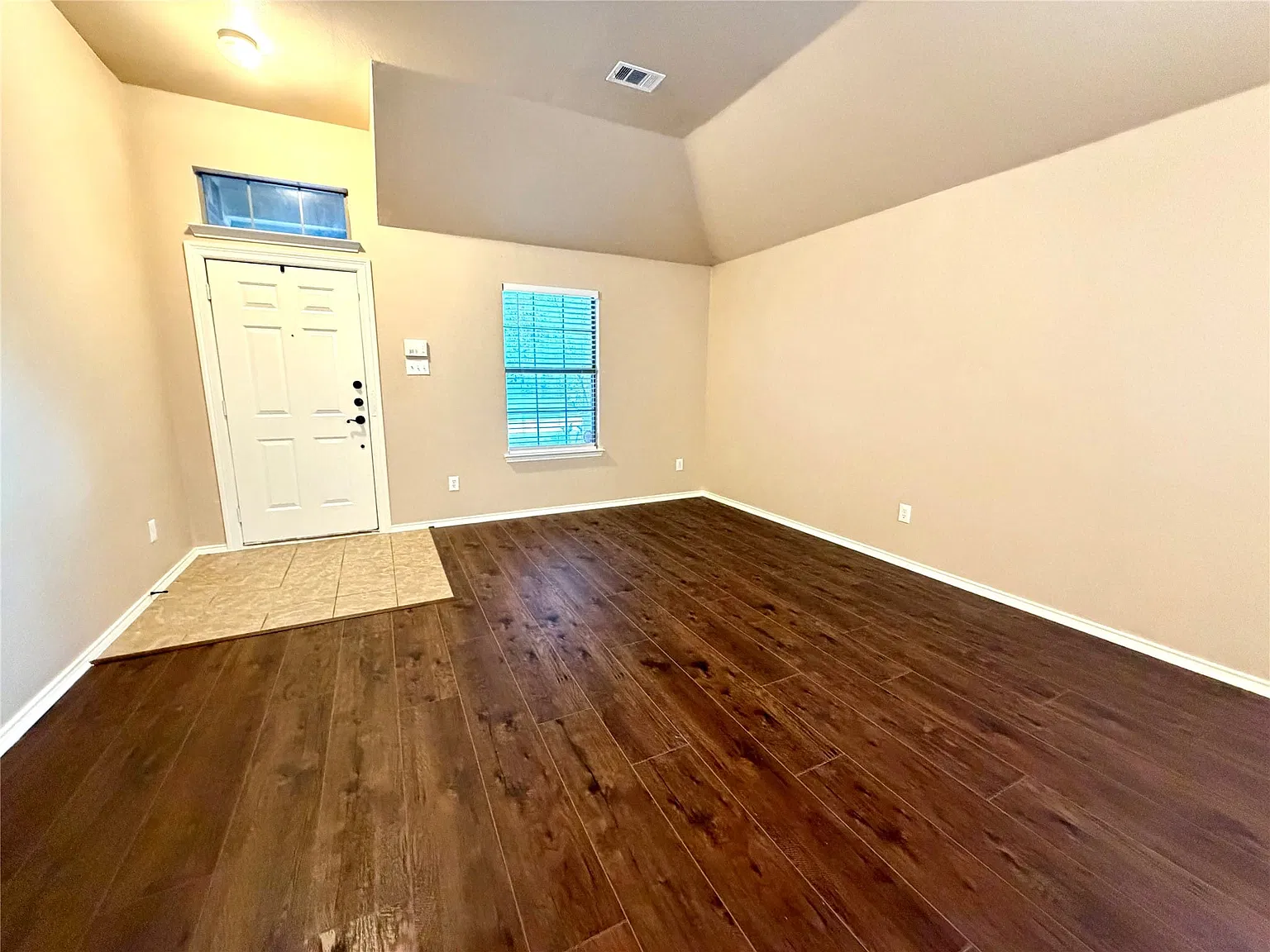 3 bed, 2.0 bath, 1818 sqft, $2,100 — Photo 4