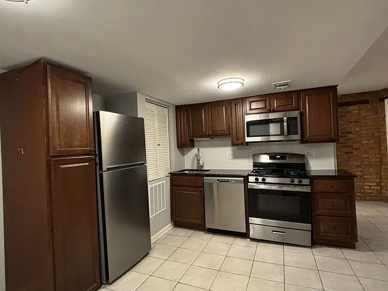 843GA W Barry Ave — Photo 3