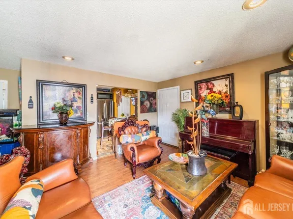 19 Pembrook Ave, North Brunswick, NJ 08902