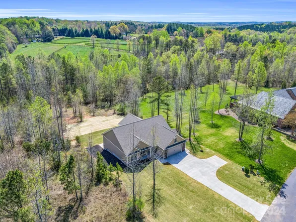 170 Doveridge Dr, Columbus, NC 28722