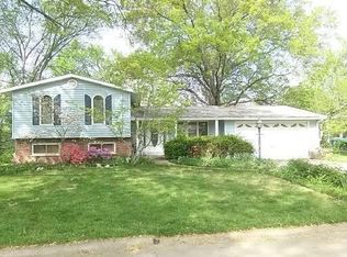 405 Ranch Dr, Ballwin, MO 63011