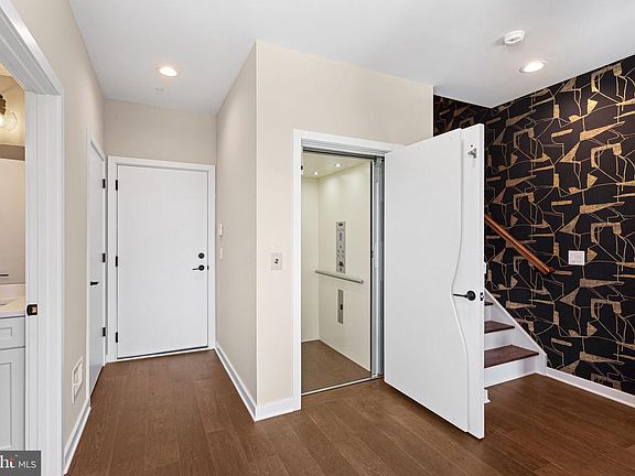 4th image of 3031 Bridgeview Walk