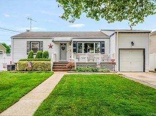 225 Granada Pkwy, Lindenhurst, NY 11757