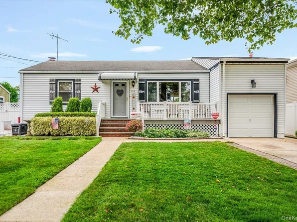 225 Granada Parkway, Lindenhurst, NY 11757