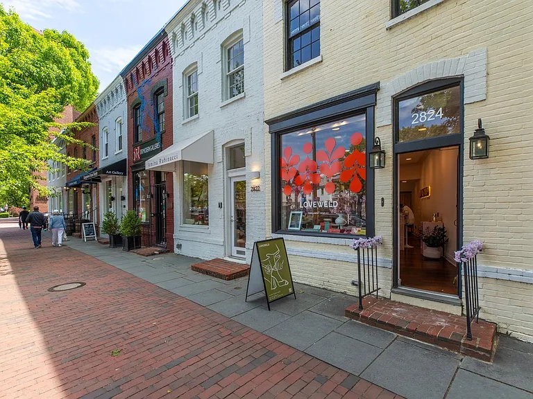 Charming Georgetown boutiques and retailers near Kew Gardens