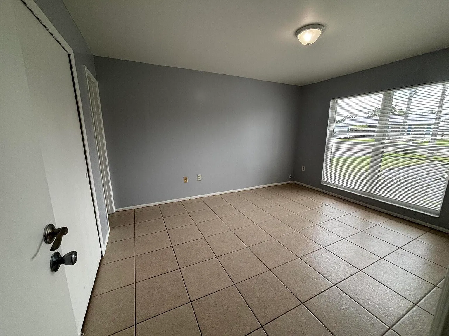 3 bed, 2.0 bath, 1398 sqft, $3,750 — Photo 3