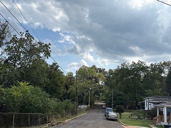 5th image of 612 Antwerp Ave