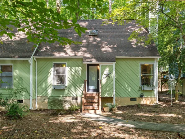 104 Barbee Ct, Carrboro, NC 27510