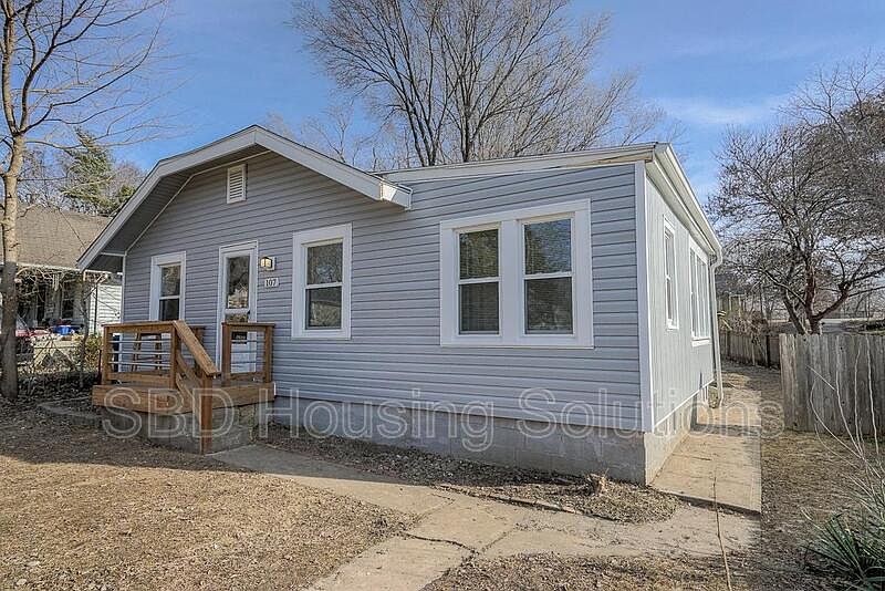 1st image of 107 N Huttig Ave