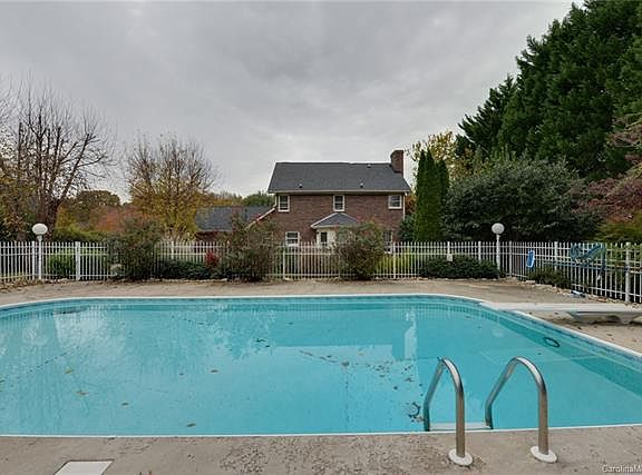 5th image of 2217 Londonderry Dr