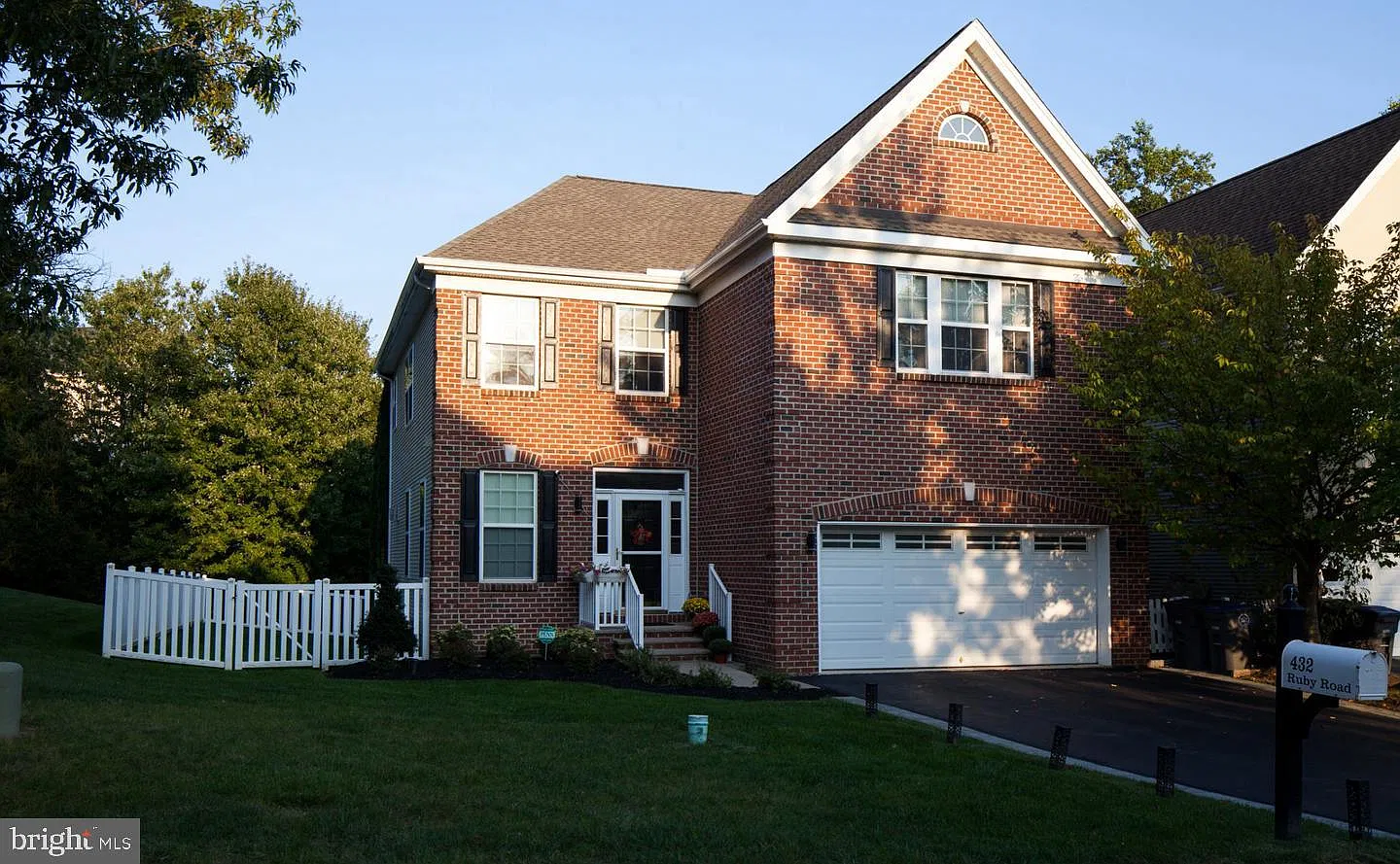 4 bed, 3.5 bath, 3640 sqft, $3,900 — Photo 1
