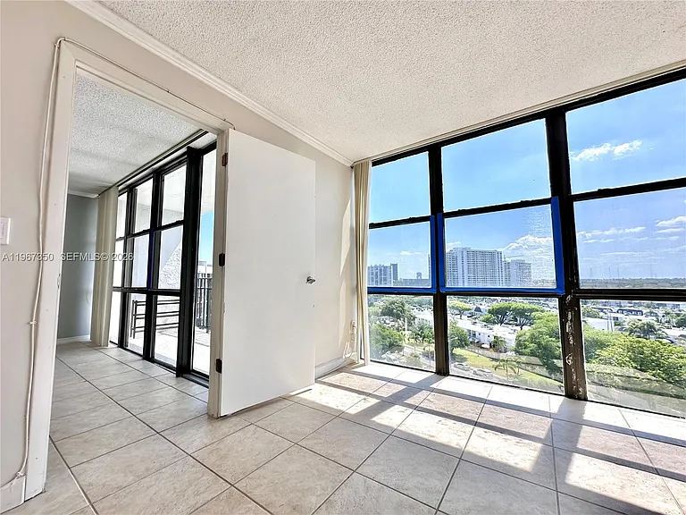 800 Parkview Dr #1007 — Photo 6